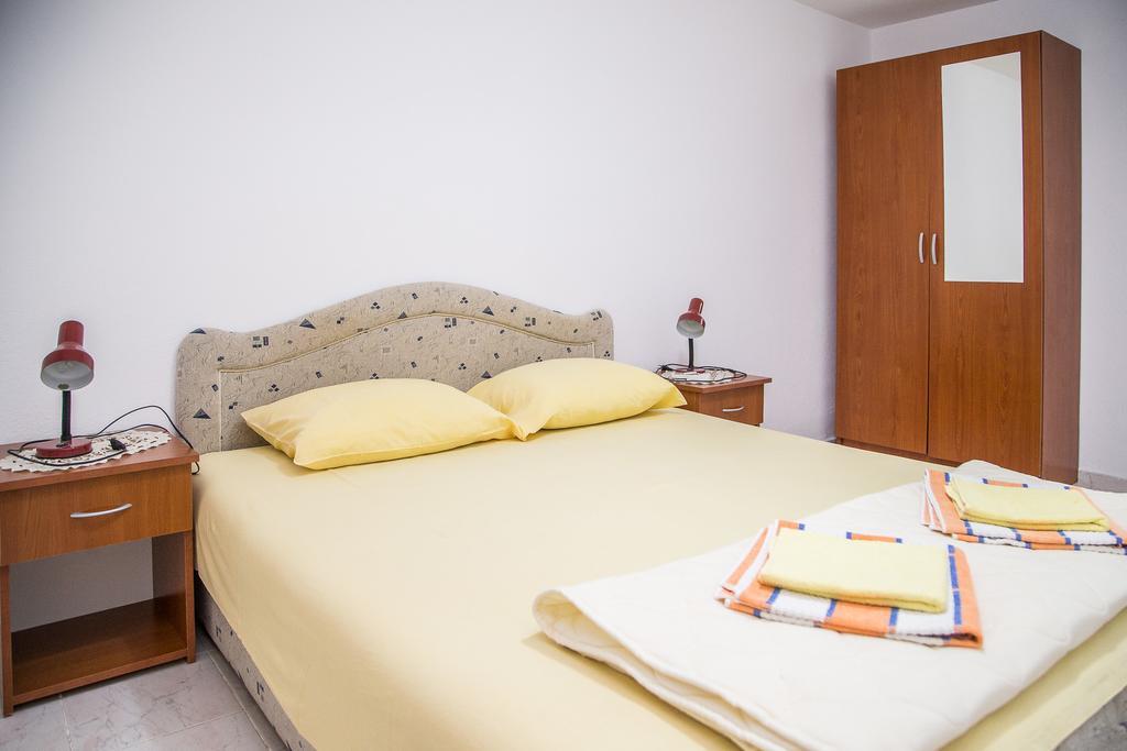 Apartmani Ksenija Petrovac Exterior foto